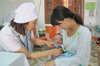 81 trẻ phản ứng sau tiêm vắc xin Quinvaxem