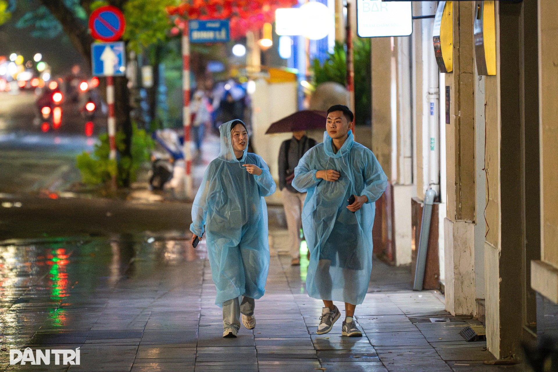 Hà Nội rét 13 độ C, khách du lịch nước ngoài đổ xô đi mua áo ấm - 5 Hà Nội rét 13 độ C, khách du lịch nước ngoài đổ xô đi mua áo ấm - 5