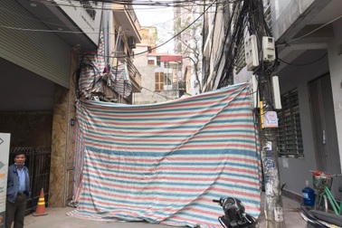 Chặn đường để đổ bê tông mái nhà ở Hà Nội