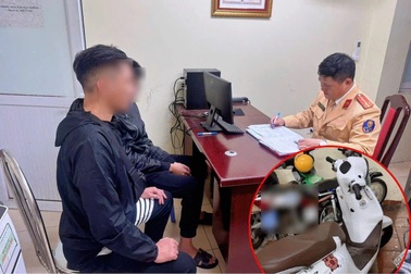 CSGT phạt nam sinh lái xe máy lạng lách trên phố Hà Nội