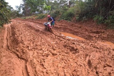 Hình ảnh giáo viên “tắm bùn” ở Quảng Nam gây xúc động mạnh