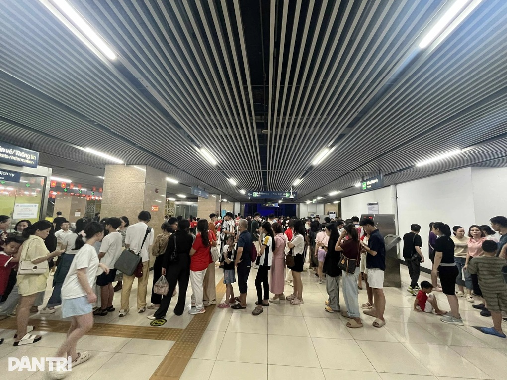 Người Hà Nội xếp hàng dài chờ đợi lên tàu điện đi xem diễu binh - 1