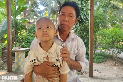 Lời khẩn cầu của người cha đơn thân nuôi con trai 5 tuổi bị ung thư não