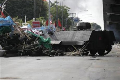 Thái Lan: Xe bọc thép tiến vào khu “áo đỏ” chiếm đóng