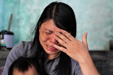 Chồng kề cận cái chết, người phụ nữ 5 con chỉ mong đủ cái ăn sống qua ngày