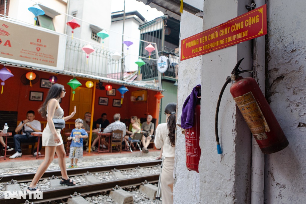 Chủ quán cà phê đường tàu Hà Nội trang bị loa, dựng rào cảnh báo du khách - 7 Chủ quán cà phê đường tàu Hà Nội trang bị loa, dựng rào cảnh báo du khách - 7