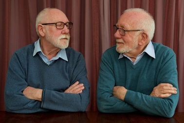 Kinh ngạc trước hai người đàn ông xa lạ giống nhau như hai giọt nước