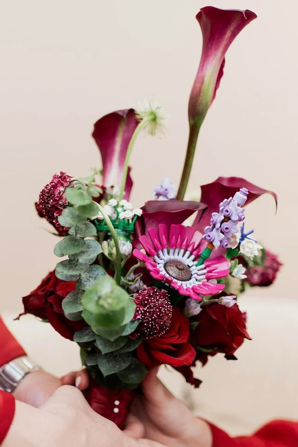 Cô dâu chú rể Hà Nội biến thú chơi đắt đỏ thành hoa, hộp nhẫn trong lễ cưới - 6 Cô dâu chú rể Hà Nội biến thú chơi đắt đỏ thành hoa, hộp nhẫn trong lễ cưới - 6