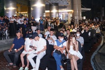 Hết cảnh xếp hàng xuyên đêm chờ mua iPhone 17 tại Việt Nam