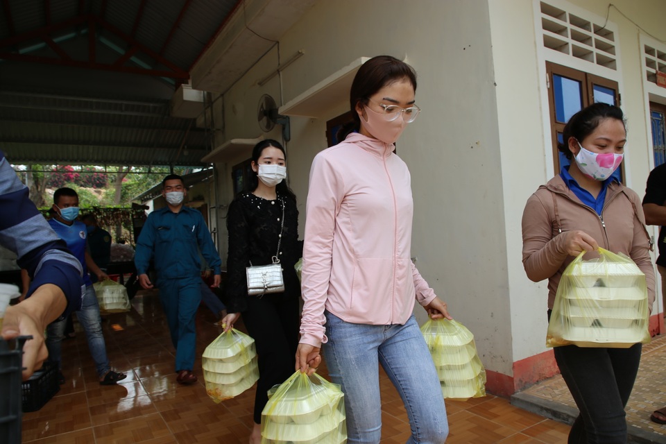 Người dân chung tay góp gạo, rau củ, quả… giúp bà con đang cách ly - 4 Người dân chung tay góp gạo, rau củ, quả… giúp bà con đang cách ly - 4