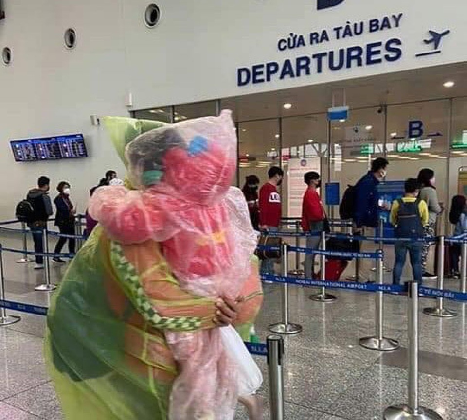 Trời không mưa cũng mặc áo mưa, đi sân bay như chống nhiễm xạ - 6 Trời không mưa cũng mặc áo mưa, đi sân bay như chống nhiễm xạ - 6