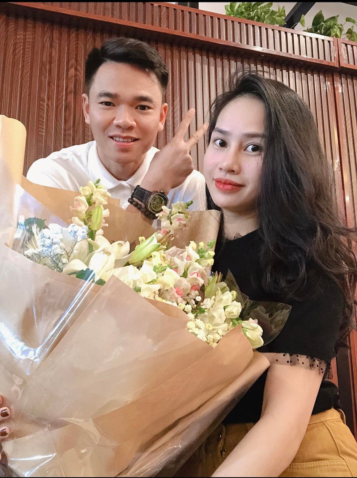 Quế Ngọc Hải lấy hoa đội bóng về làm quà valentine cho vợ - 3 Quế Ngọc Hải lấy hoa đội bóng về làm quà valentine cho vợ - 3