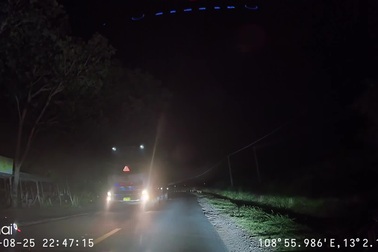 Xe tải vượt ẩu, suýt gây tai nạn đối đầu trong đêm