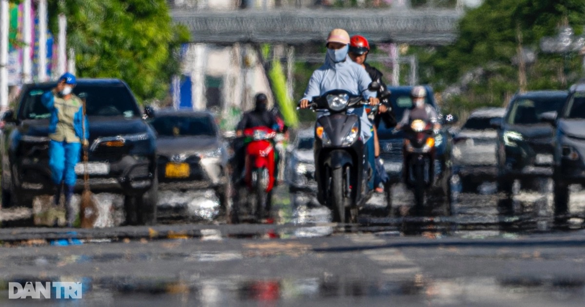 Hà Nội nắng nóng hơn 40 độ C, mặt đường xuất hiện ảo ảnh