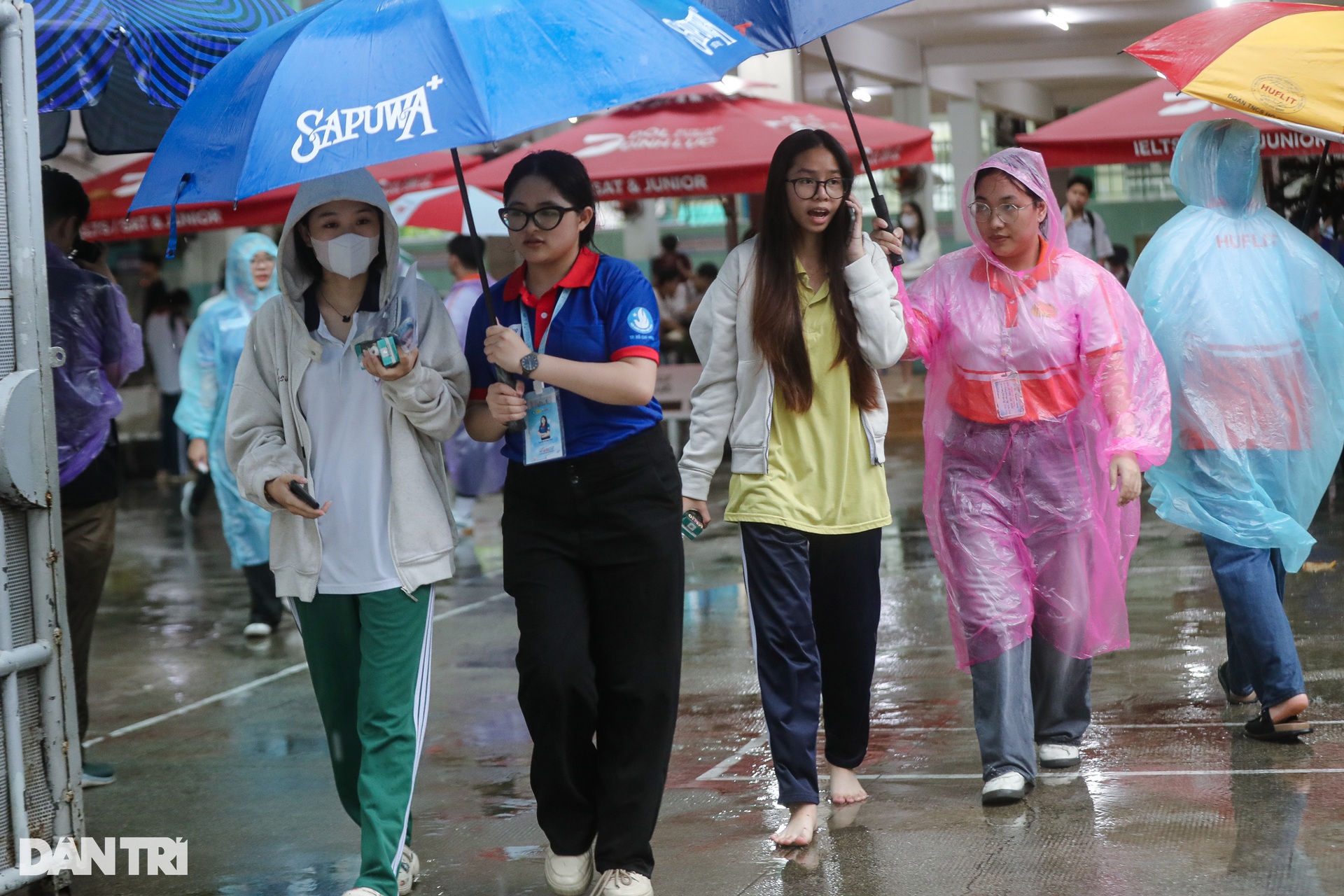 Parents in Ho Chi Minh City brave the rain all morning to wait for their children to take the high school graduation exam - 7 Phụ huynh TPHCM dầm mưa cả buổi để chờ con thi tốt nghiệp THPT - 7