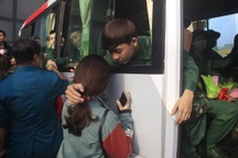 Nước mắt bịn rịn chia tay tân binh trước giờ nhập ngũ