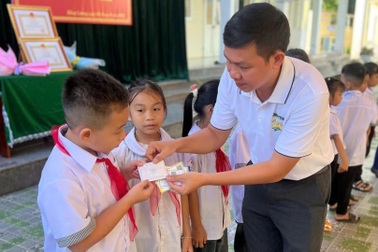 Báo Dân trí trao gần 900 thẻ BHYT đến học sinh tại miền Trung - Tây Nguyên