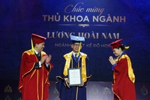 Bố 63 tuổi mặc áo cử nhân, nhận bằng thủ khoa thay con