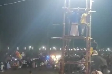 Nhiều người bị thương vì voi lao vào tấn công nhau trong lễ hội