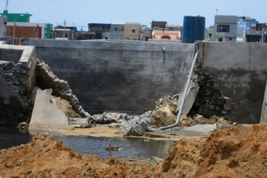 Nhà máy xử lý nước thải đổ sập sau... 2 ngày vận hành