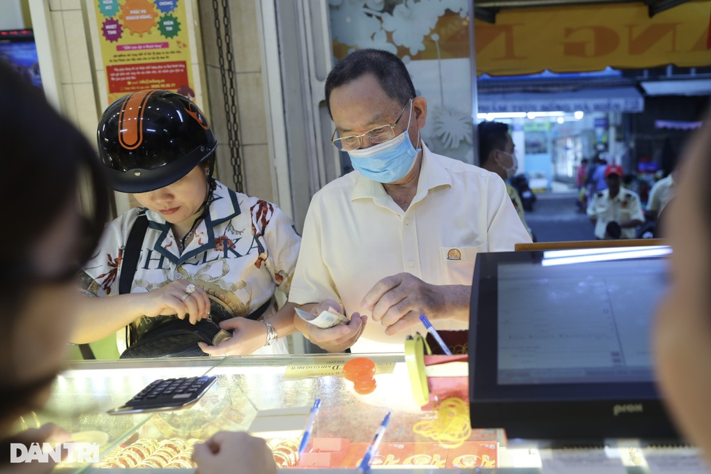 Ngày vía Thần Tài: Con chờ mẹ mua vàng lấy may xong chở đi học - 3 Ngày vía Thần Tài: Con chờ mẹ mua vàng lấy may xong chở đi học - 3