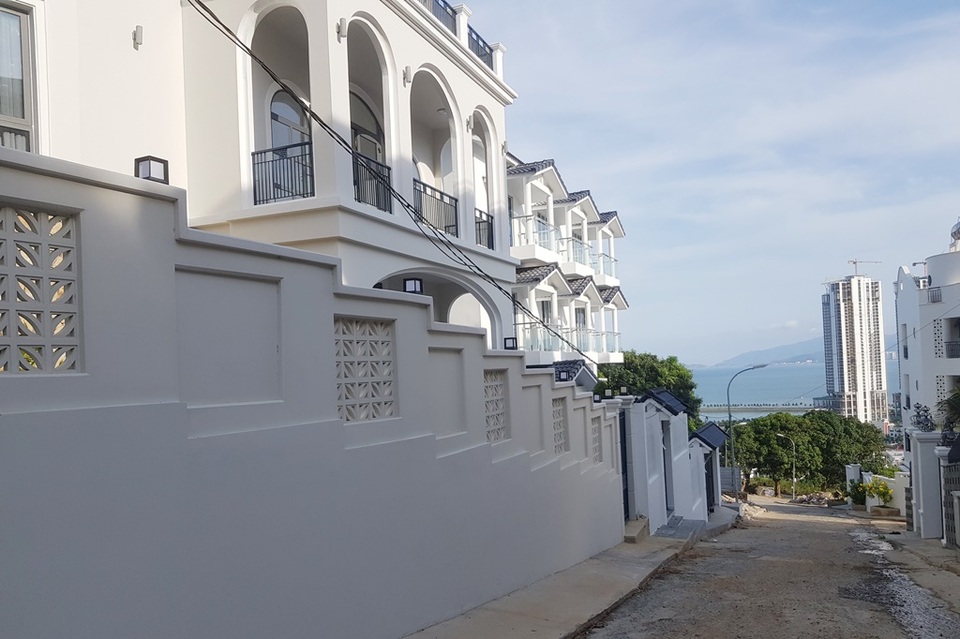 Cận cảnh loạt biệt thự “xẻ thịt” núi Cô Tiên ở Nha Trang - 8 Cận cảnh loạt biệt thự “xẻ thịt” núi Cô Tiên ở Nha Trang - 8