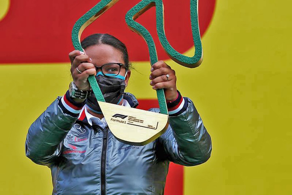 Người phụ nữ da đen đầu tiên lên podium mừng chiến thắng cùng nhà vô địch - 2