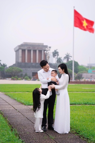 MC Hạnh Phúc và gia đình chụp ảnh kỷ niệm tại Quảng trường Ba Đình - 4