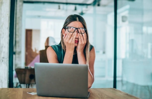 Sa thải kế toán vì mua sắm online trong giờ làm, công ty phải bồi thường  - 1