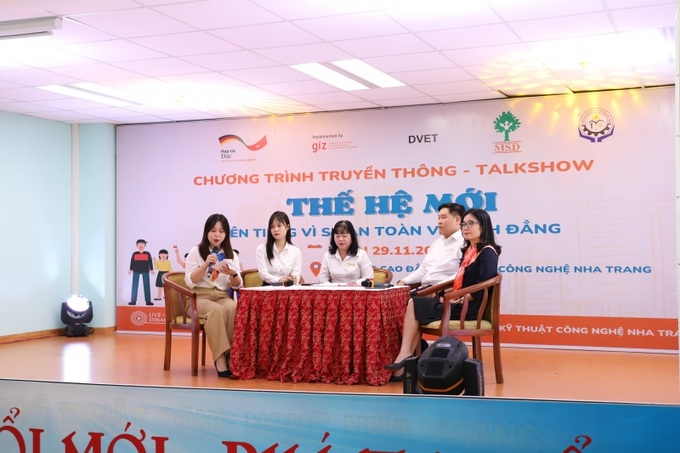 Các diễn giả tham gia phiên toạ đàm-min