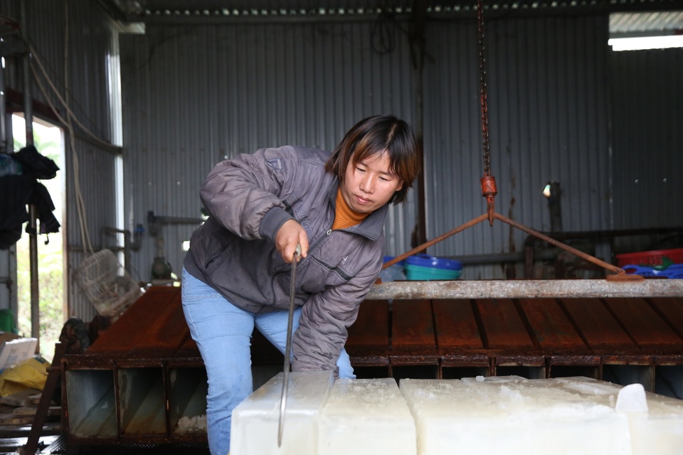 Hà Nội: Đông giá hơn 10 độ C, thợ nước đá vẫn miệt mài làm việc - 12