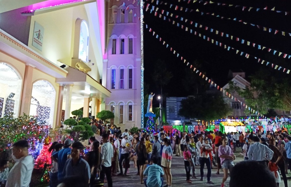 Người dân trên cả nước nô nức đón lễ Giáng sinh - 9 Người dân trên cả nước nô nức đón lễ Giáng sinh - 9