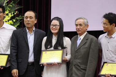 Trao học bổng Lê Văn Hưu và giải thưởng Đinh Xuân Lâm cho SV Sử học xuất sắc