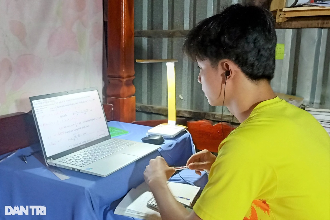 Học sinh Cà Mau học trực tuyến, thu 70% học phí - 1 Học sinh Cà Mau học trực tuyến, thu 70% học phí - 1