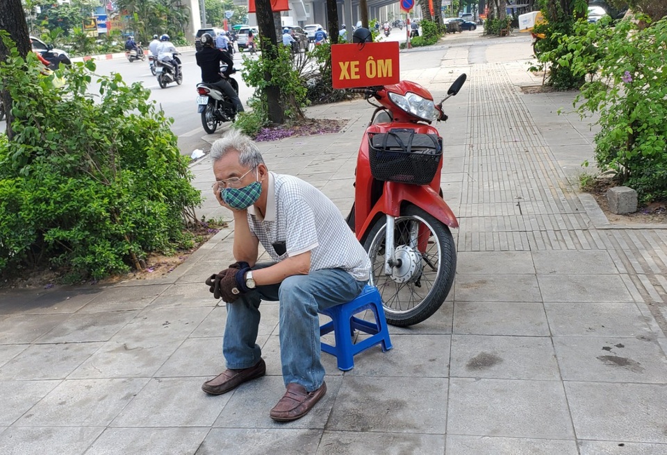 Dưới nắng nóng 38 độ C, người lao động vẫn miệt mài mưu sinh - 8 Dưới nắng nóng 38 độ C, người lao động vẫn miệt mài mưu sinh - 8