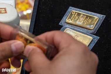 Tuần điên cuồng của giá vàng: Người mua lỗ 8 triệu đồng sau một ngày