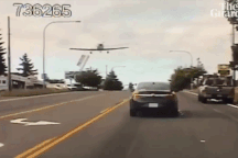 “Thót tim” cảnh máy bay Mỹ hạ cánh khẩn cấp giữa xa lộ đông đúc