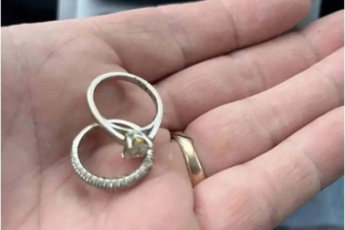 Vợ làm rơi 2 chiếc nhẫn, chồng đào bới 18 tấn rác tìm lại