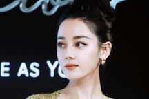 Địch Lệ Nhiệt Ba khoe nhan sắc nữ thần, đánh tan tin đồn mang thai