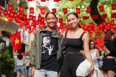 Cờ hoa phủ kín phố phường, Hà Nội rực sáng trong dịp lễ 2/9