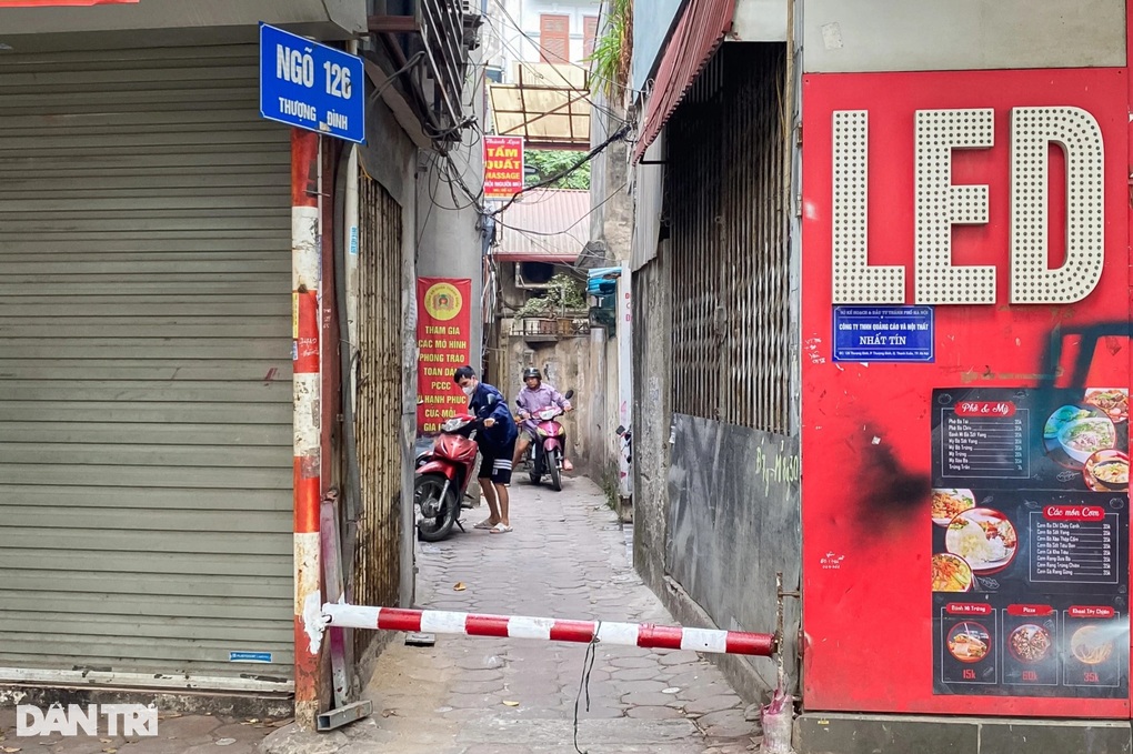 Yêu cầu người dân không lập barie chặn xe máy vào ngõ nhỏ ở Hà Nội - 1 Yêu cầu người dân không lập barie chặn xe máy vào ngõ nhỏ ở Hà Nội - 1
