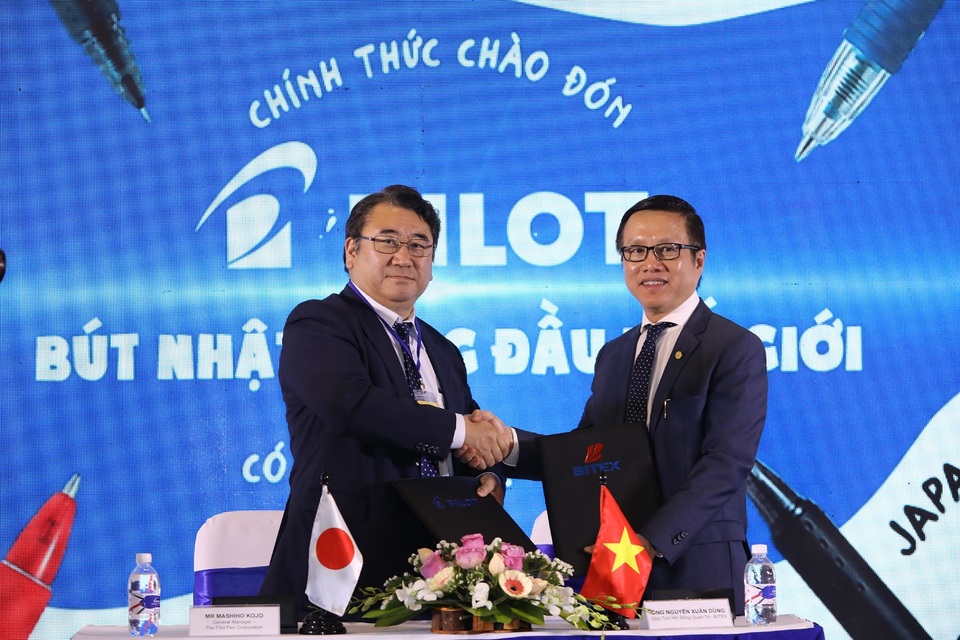 Chi Pu, Jun Phạm “khoe” Bút Nhật hàng đầu thế giới - 4 Chi Pu, Jun Phạm “khoe” Bút Nhật hàng đầu thế giới - 4