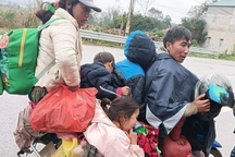 Cảnh khốn khó của gia đình 7 người đèo nhau 600km trên xe máy tìm việc