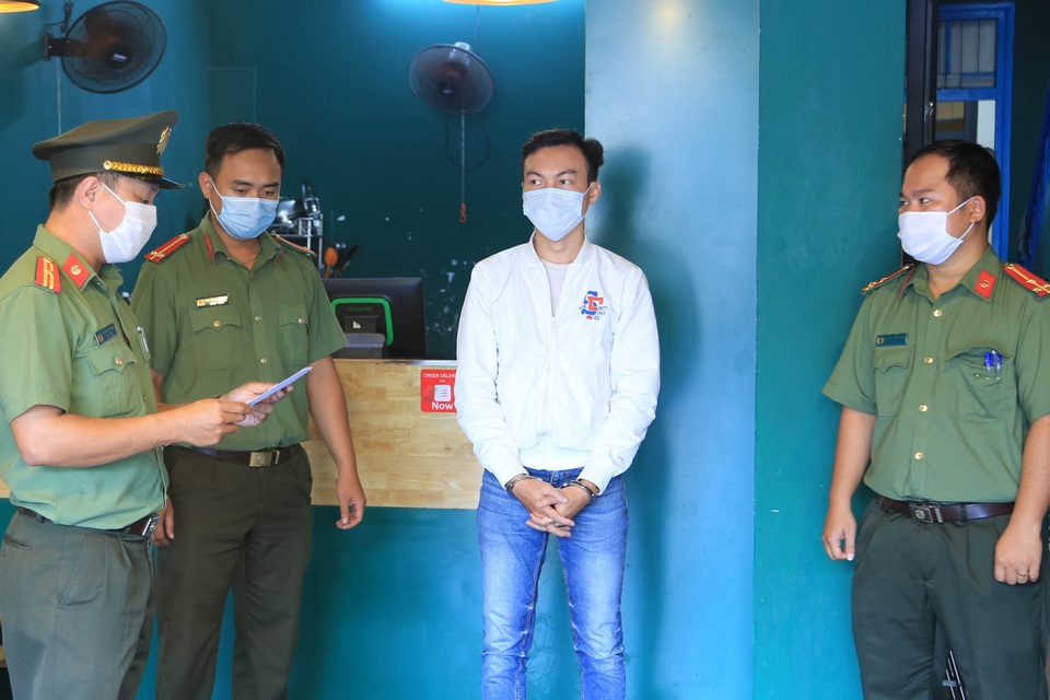 Bắt giám đốc công ty tổ chức cho chuyên gia nhập cảnh trái phép - 1 Bắt giám đốc công ty tổ chức cho chuyên gia nhập cảnh trái phép - 1