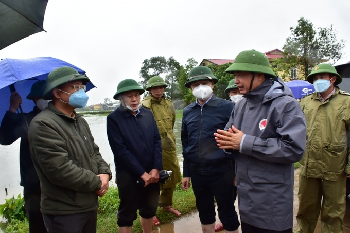 ông Trần Quang Hoài - Phó trưởng ban Ban chỉ đạo quốc gia về phòng chống thiên tai  cùng đoàn công tác Tổng cục trưởng Tổng Cục phòng chống thiên tai kiểm tra tình hình thiệt hại do mưa lũ tại Thừa Thiên Huế