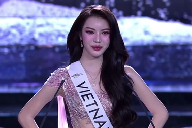 Huy Hoàng phiên dịch cho Tường San tại Hoa hậu Chuyển giới Quốc tế 2024