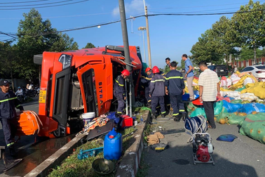 Lật xe đầu kéo, một người kẹt cứng trong buồng lái
