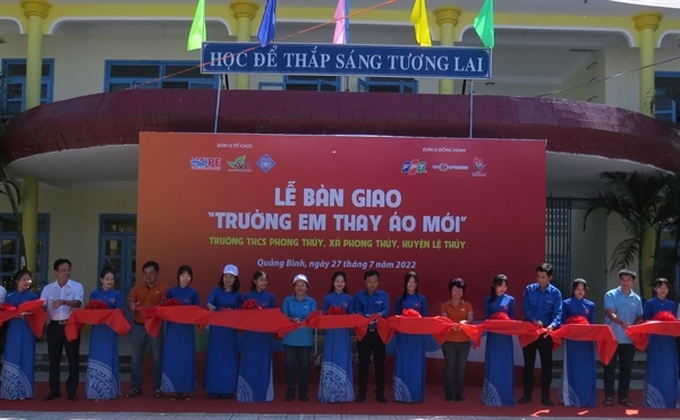 Cắt băng bàn giao công trình Trường em thay áo mới tại Trường THCS Phong Thuỷ (Lệ Thuỷ)