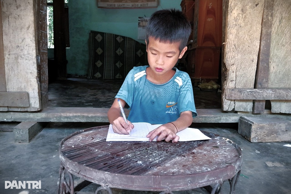 Mẹ bỏ đi, bố bị bệnh hiểm nghèo, con trai 9 tuổi sống trong nghèo khó - 6 Mẹ bỏ đi, bố bị bệnh hiểm nghèo, con trai 9 tuổi sống trong nghèo khó - 6