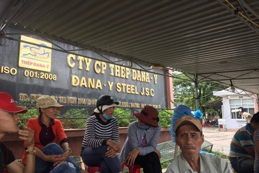 Dân dựng lều, ăn ngủ trước nhà máy thép để phản đối ô nhiễm
